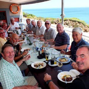 Links voor is Barry Johnson van Coffee on the Rocks saam met sy vriende wat met hul “classic” motors vir middagete daar aangekom het